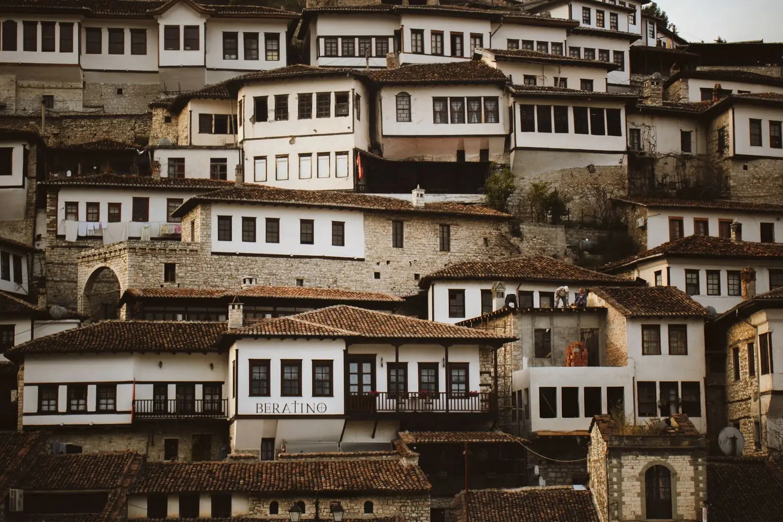 Shtëpitë me shumë dritare në shpatin e Beratit
