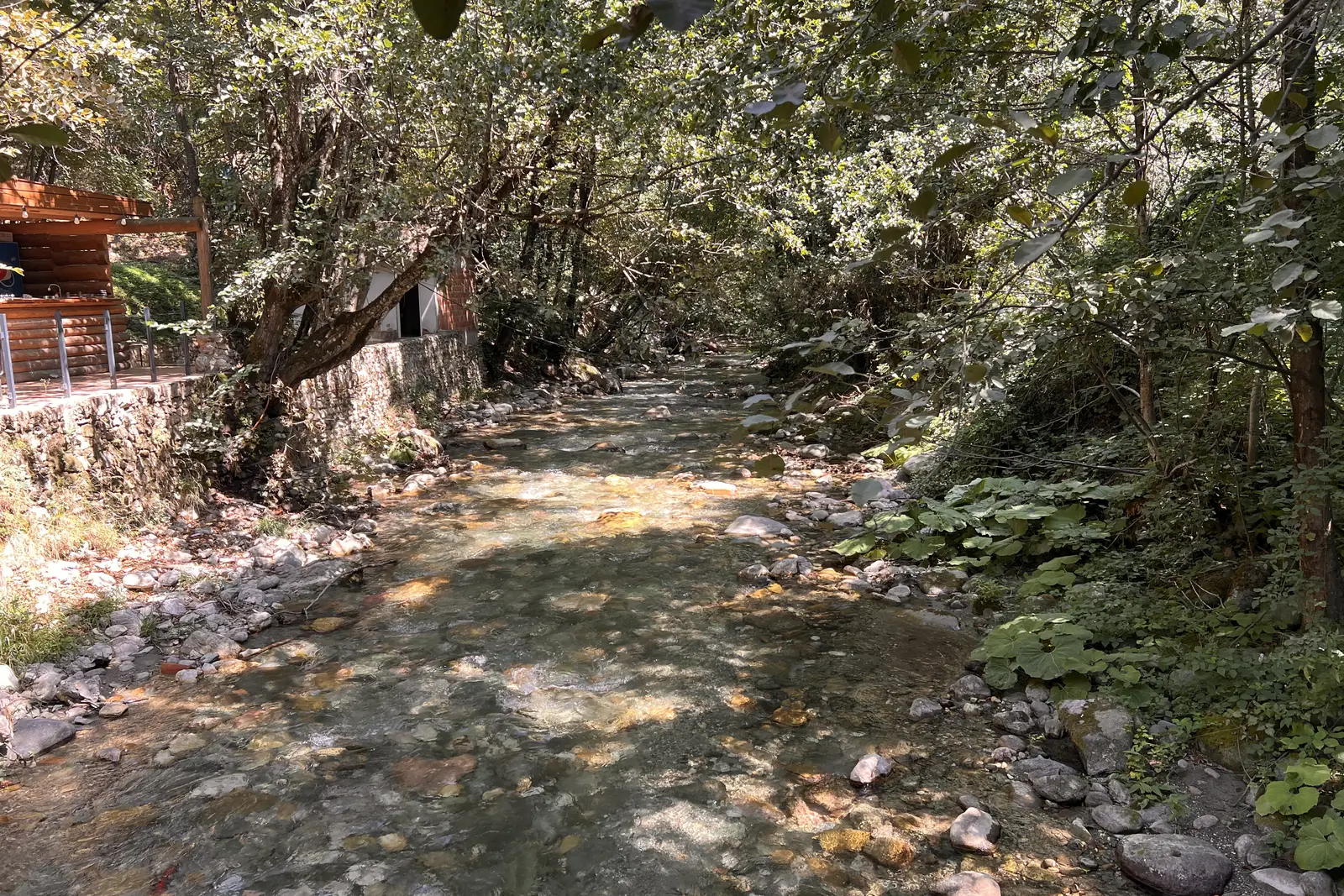 Lumi Lumbardhi i Deçanit mes pemëve