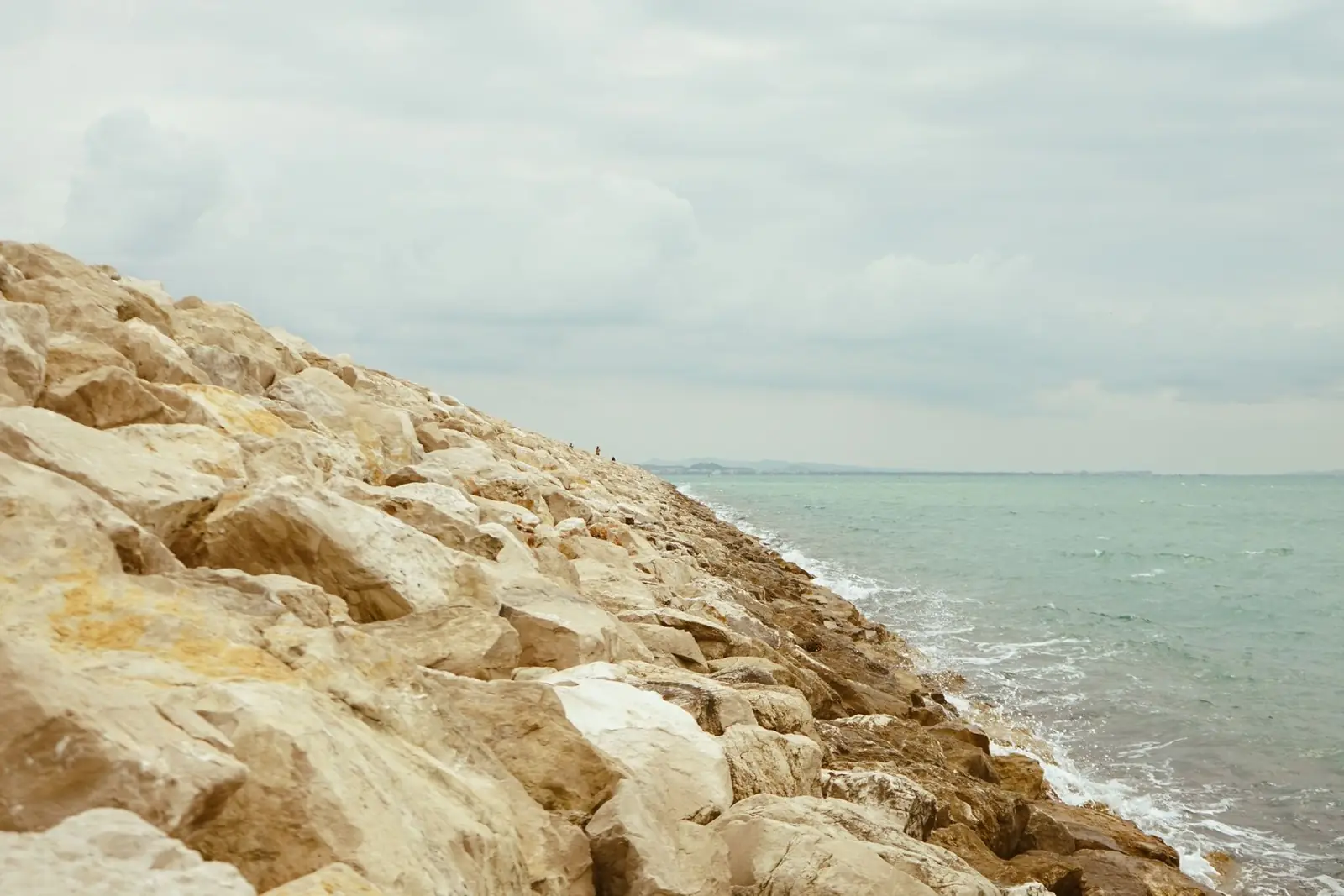 Bregu shkëmbor i Adriatikut në Durrës