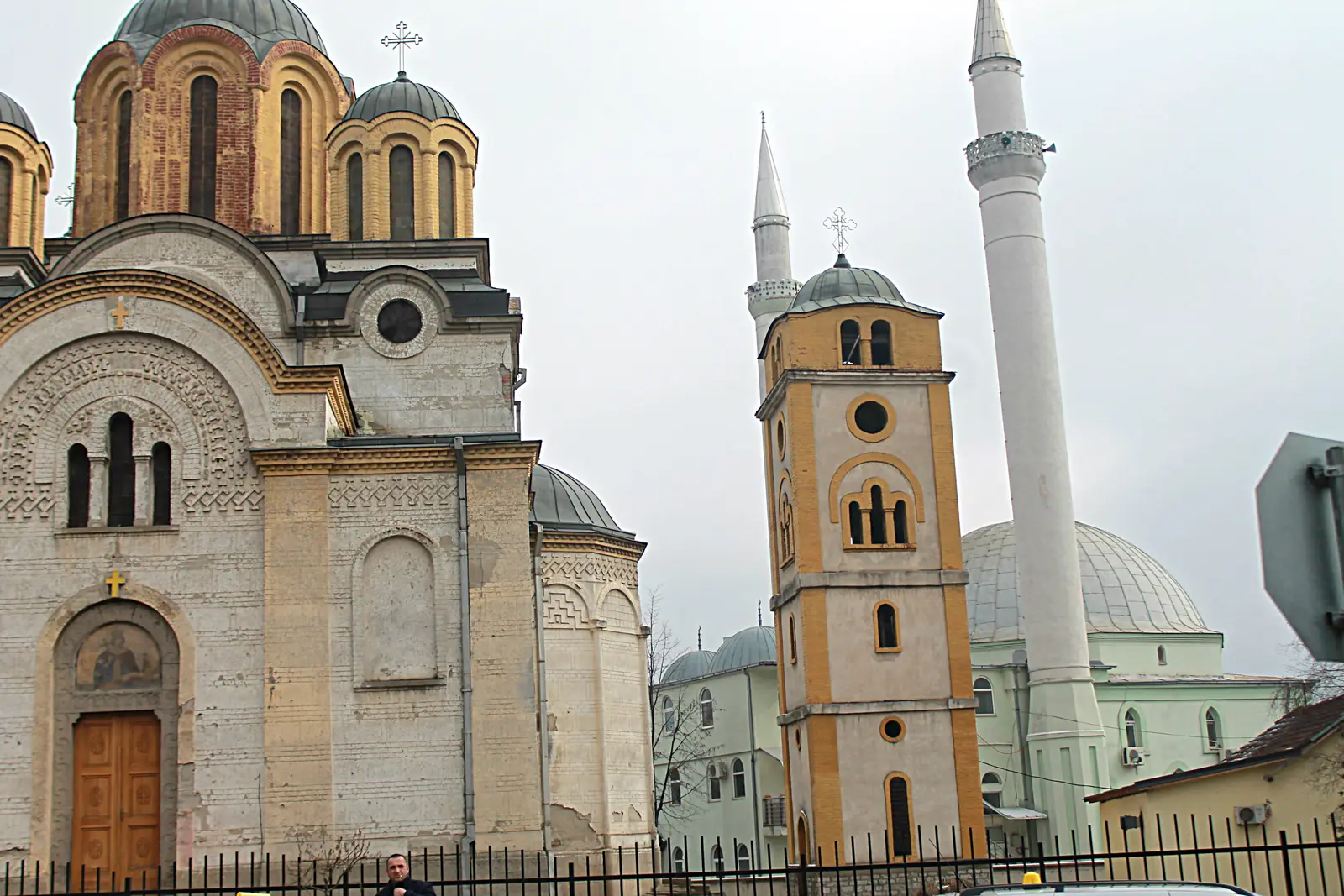 Kisha dhe xhamia në të njëjtin oborr në Ferizaj