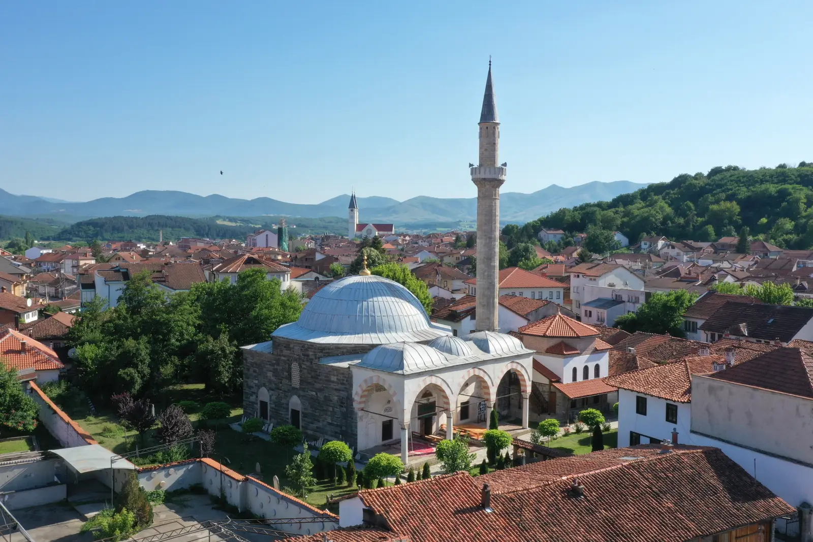 Xhamia e Hadumit dhe çatitë e Gjakovës nga ajri