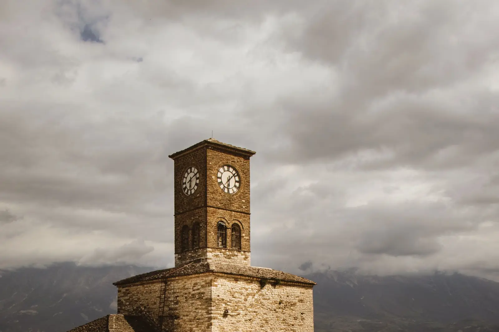 Kulla e sahatit në kalanë e Gjirokastrës