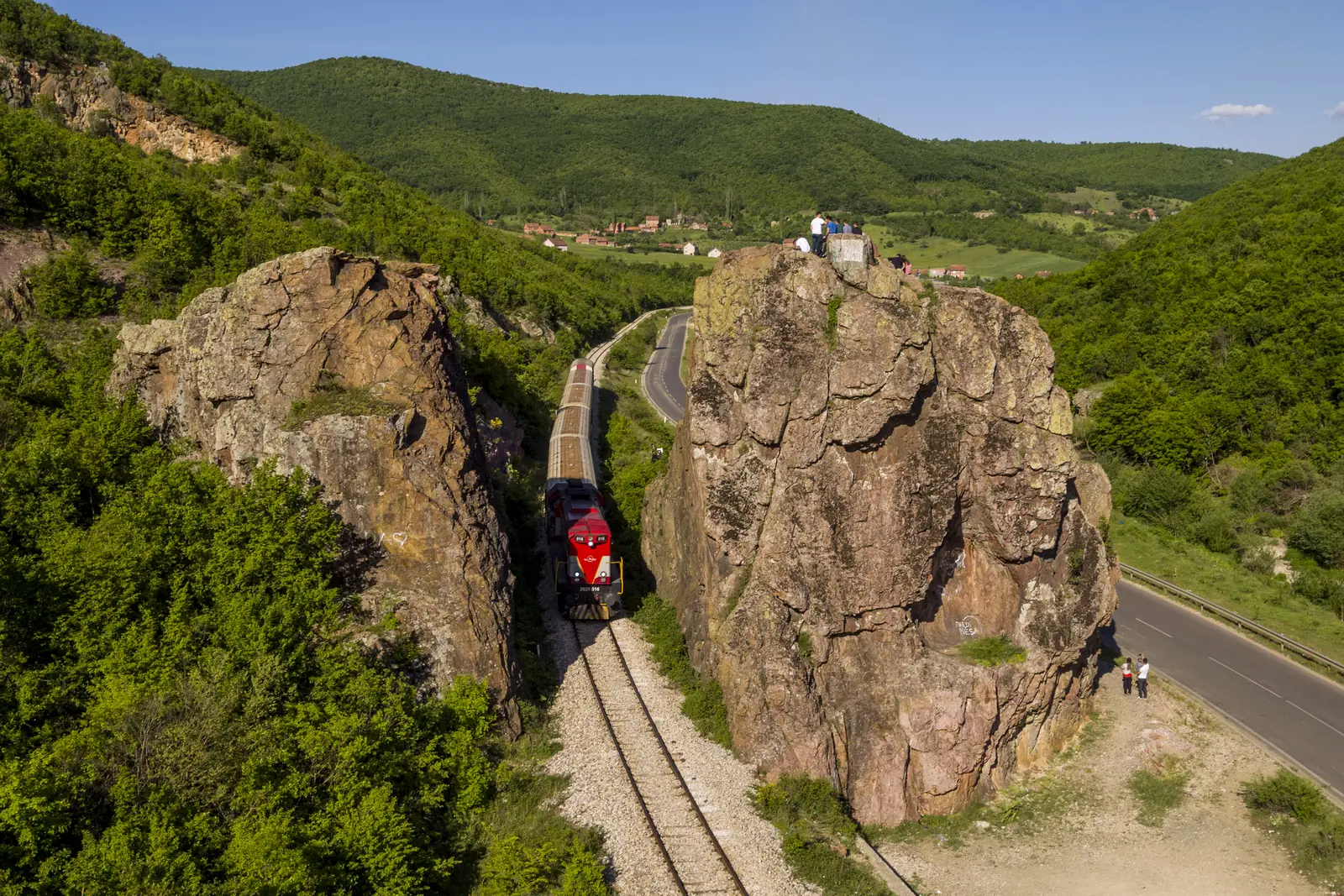 Treni kalon pranë shkëmbinjve Guri i Plakës në Drenas