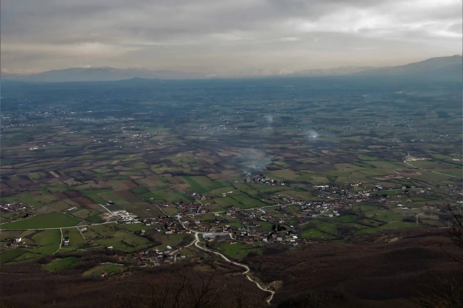 Pamje e Istogut dhe e fushës përreth nga mali