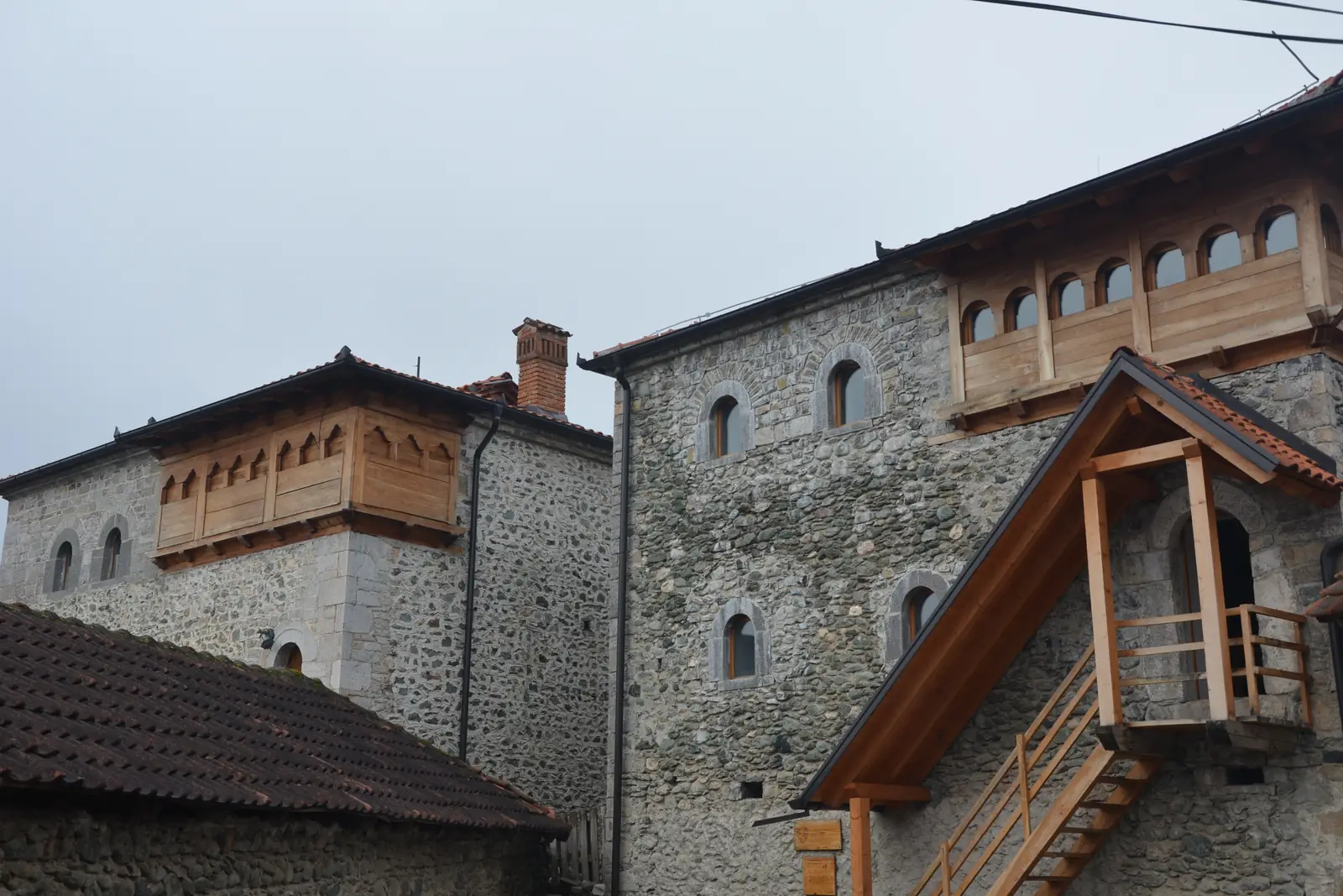 Dy kulla guri në Junik