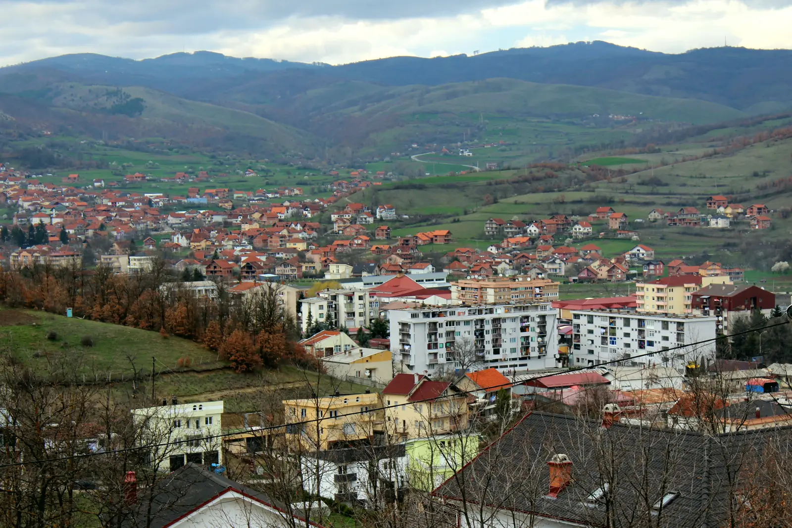 Pamje e Kamenicës me kodrat përreth