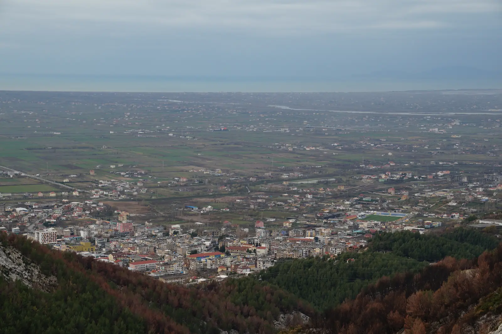 Pamje e Laçit drejt bregut dhe grykëderdhjes së Matit