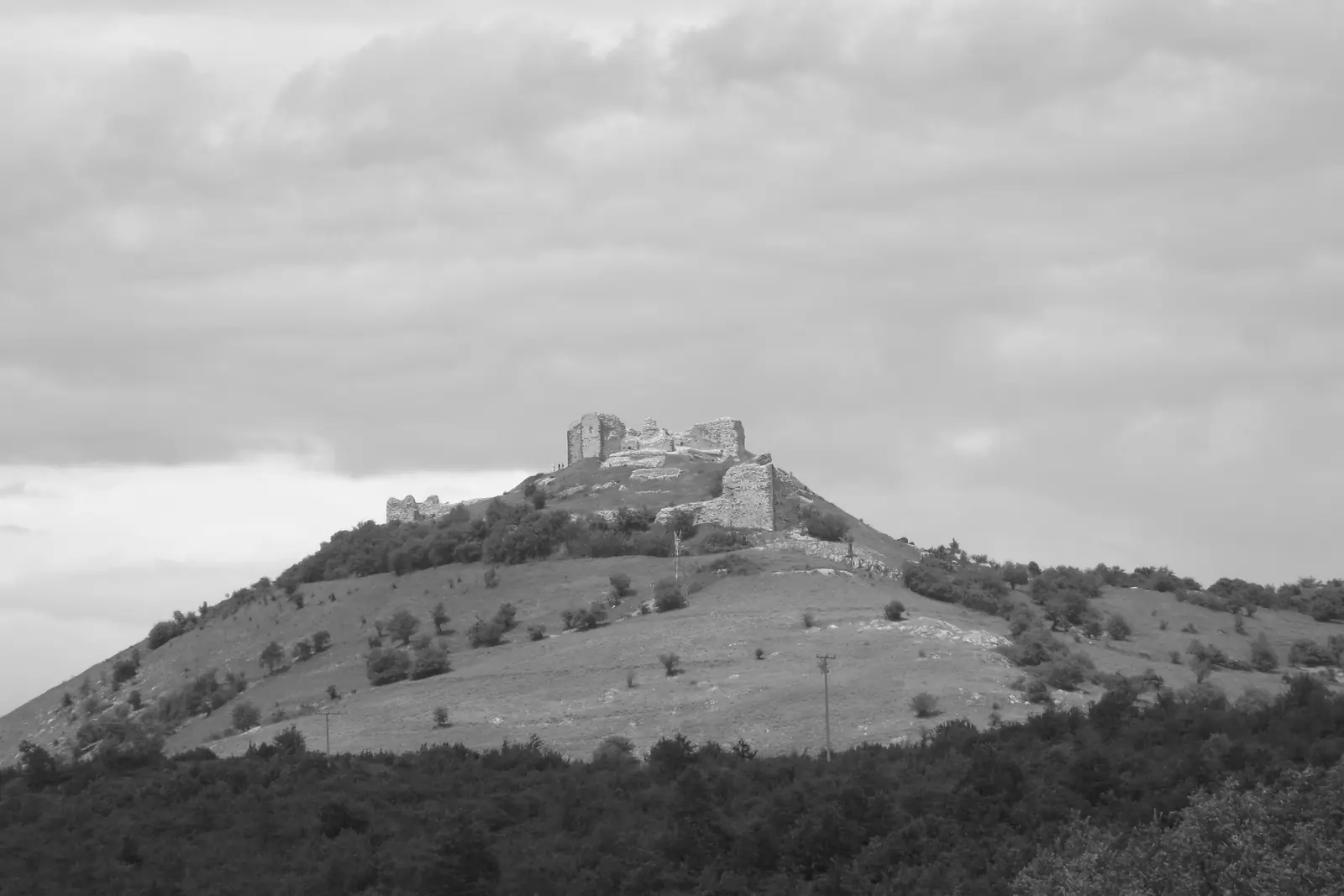 Kalaja e Novobërdës mbi kodër (bardh e zi)