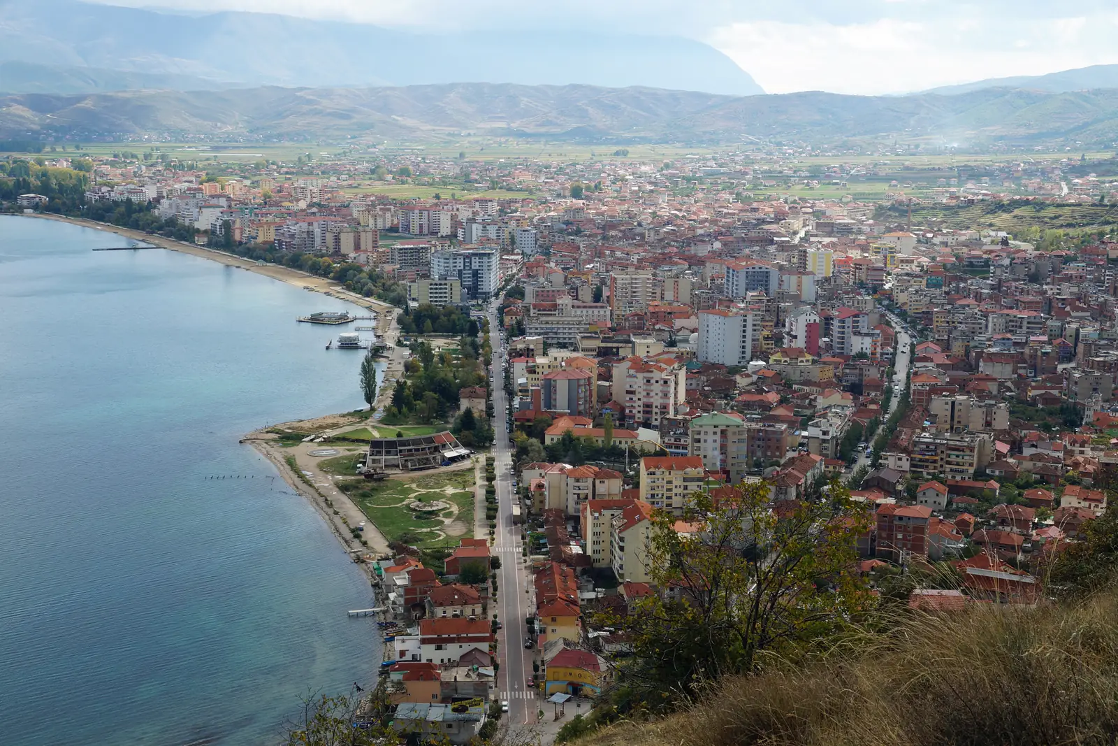 Pogradeci në Liqenin e Ohrit nga Kalaja