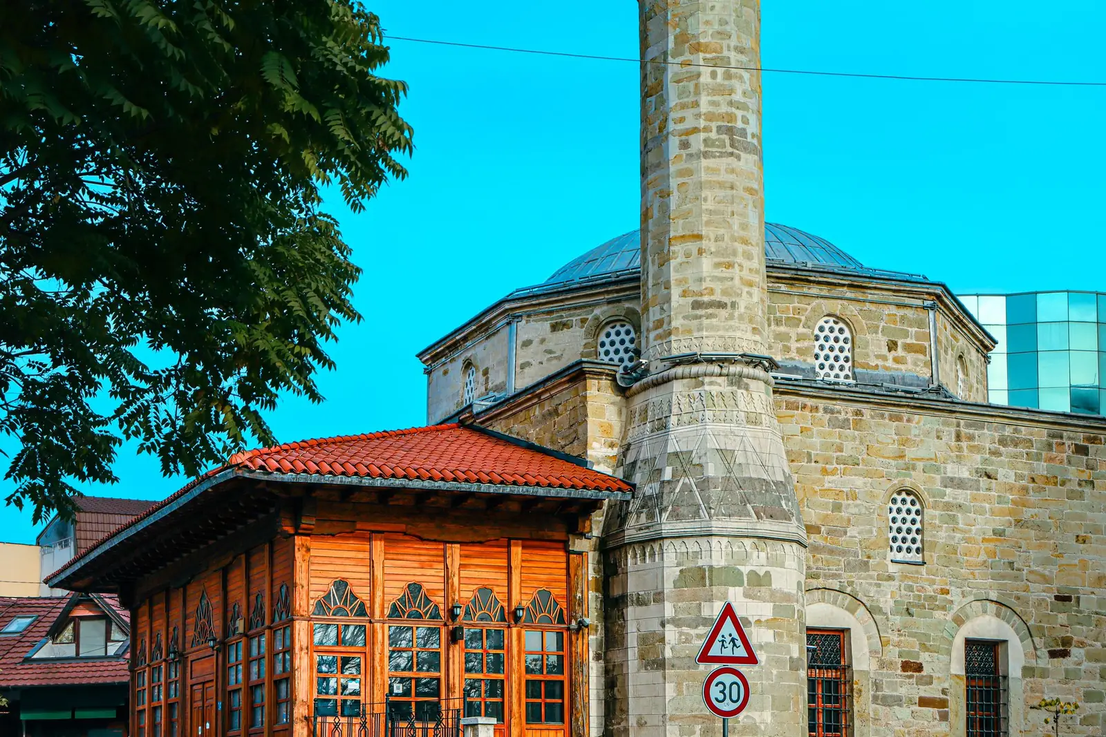Një xhami historike në Prishtinë