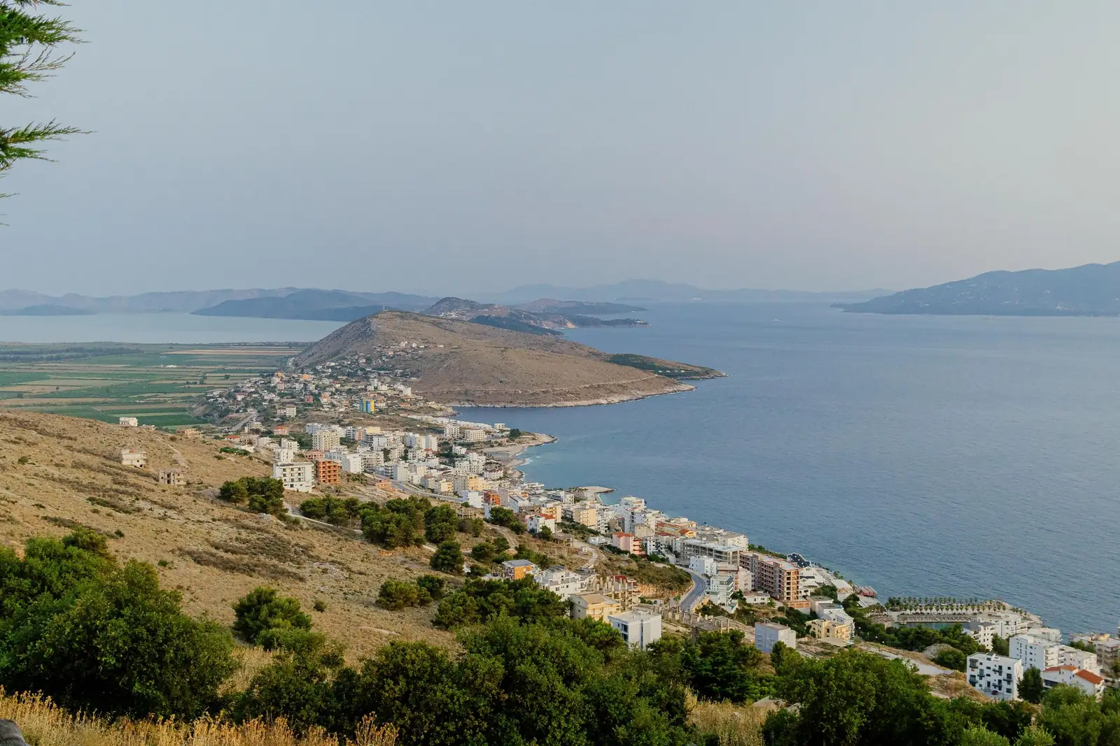 Pamje nga lart e bregdetit të Sarandës
